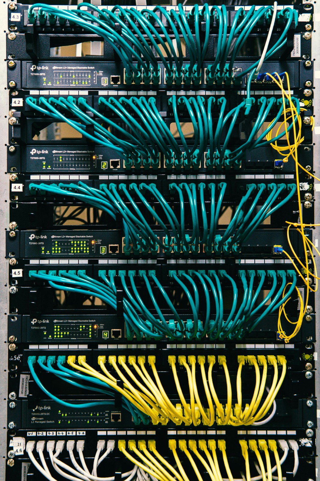 Rack y cableado organizado
